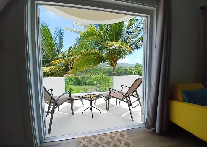 Birdies & Rooftop Lounge Apartment